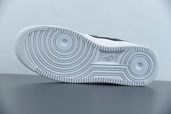 Nike Air Force 1 Essential Blanc Noir Or - Image 4